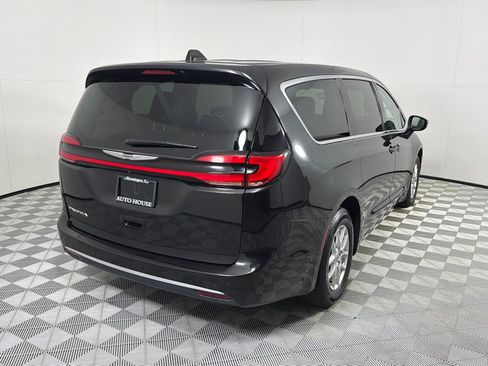 Used 2023 Chrysler Pacifica Touring-L FWD image 4