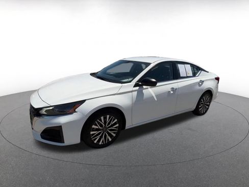 Used 2025 Nissan Altima 2.5 SV FWD image 8