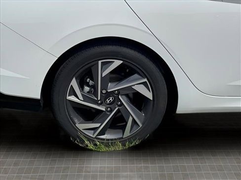 Used 2025 Hyundai Elantra Limited FWD image 15