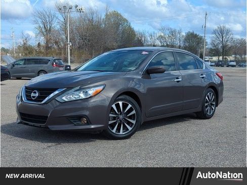 Used 2017 Nissan Altima 2.5 SV image 1