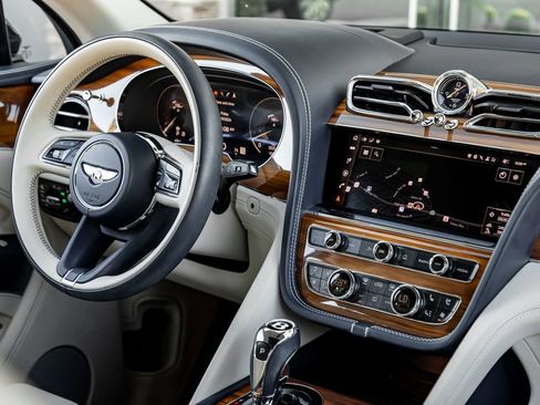 Used 2023 Bentley Bentayga AWD/4WD image 34
