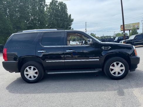 Used 2011 Cadillac Escalade Luxury AWD/4WD image 4