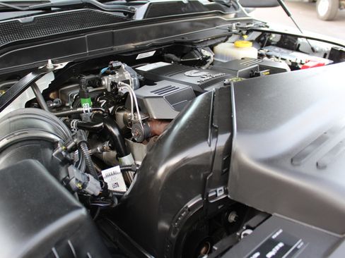 Used 2024 RAM 2500 Tradesman w/ Chrome Appearance Group image 18