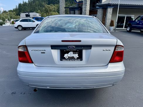 Used 2005 Ford Focus ZX4 Sedan FWD image 5