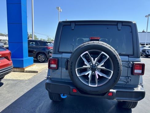 Used 2024 Jeep Wrangler Unlimited w/ Convenience Group AWD/4WD image 7