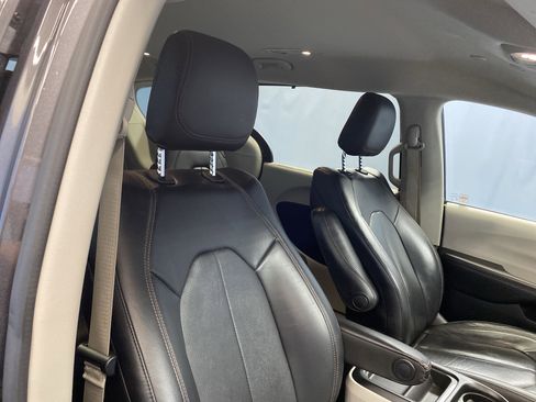 Certified 2020 Chrysler Pacifica Touring-L image 46
