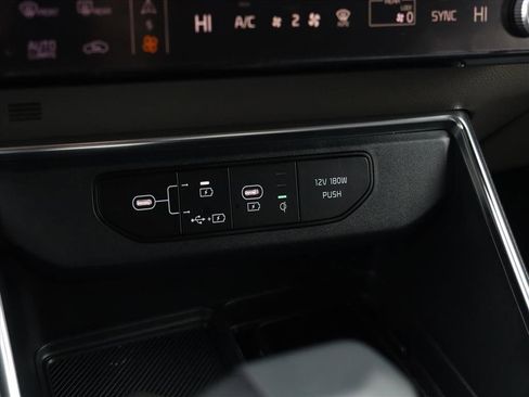 Used 2025 Kia Carnival EX image 19