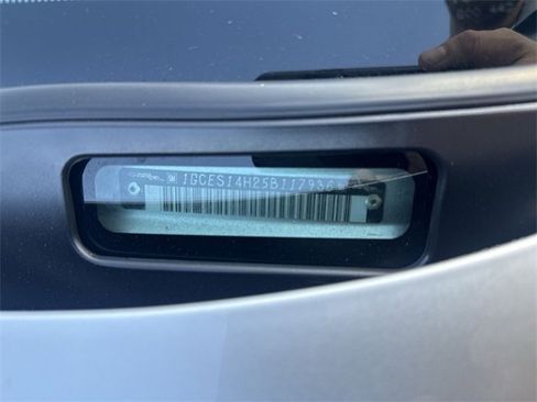 Used 2005 Chevrolet SSR w/ Preferred Equipment Group image 30