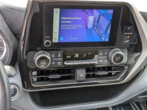 Used 2025 Toyota Highlander LE FWD image 19