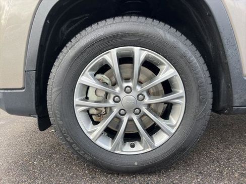 Certified 2019 Jeep Cherokee Latitude Plus w/ Comfort/Convenience Group image 26