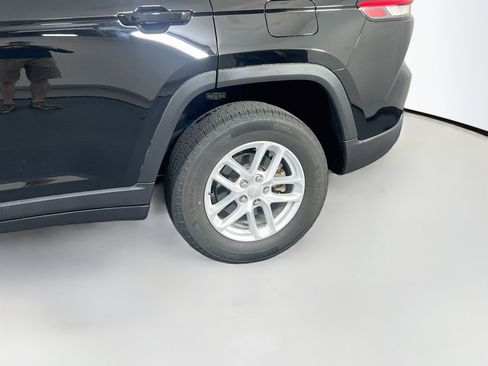 Used 2023 Jeep Grand Cherokee Laredo AWD/4WD image 29