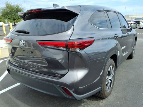 Used 2023 Toyota Highlander XLE FWD image 4