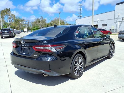 Used 2021 Toyota Camry XLE image 11