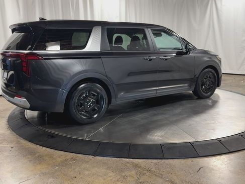 Used 2025 Kia Carnival image 9