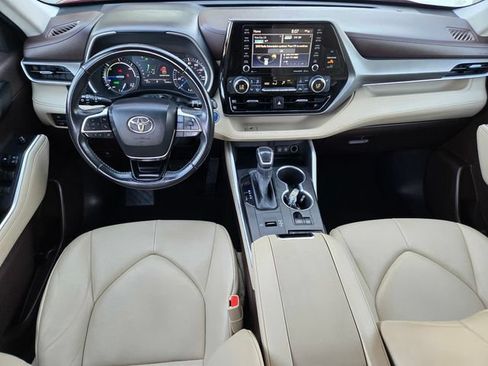 Certified 2020 Toyota Highlander XLE AWD/4WD image 11