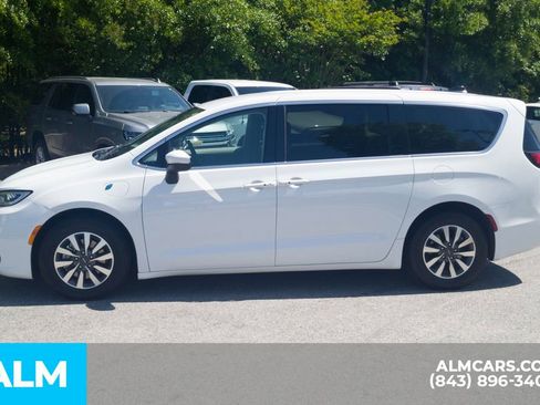Used 2023 Chrysler Pacifica Touring-L image 11