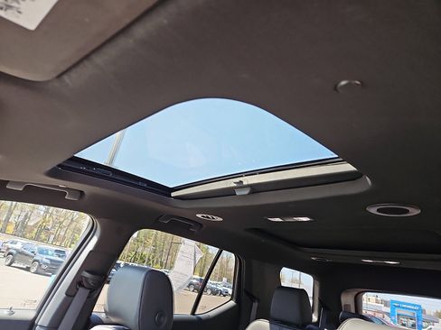 Used 2024 Chevrolet Traverse RS AWD/4WD image 15
