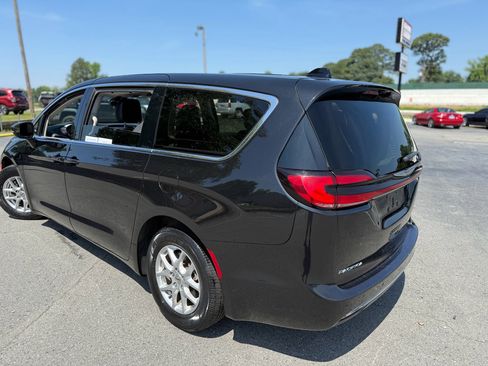 Used 2023 Chrysler Pacifica Touring-L FWD image 18