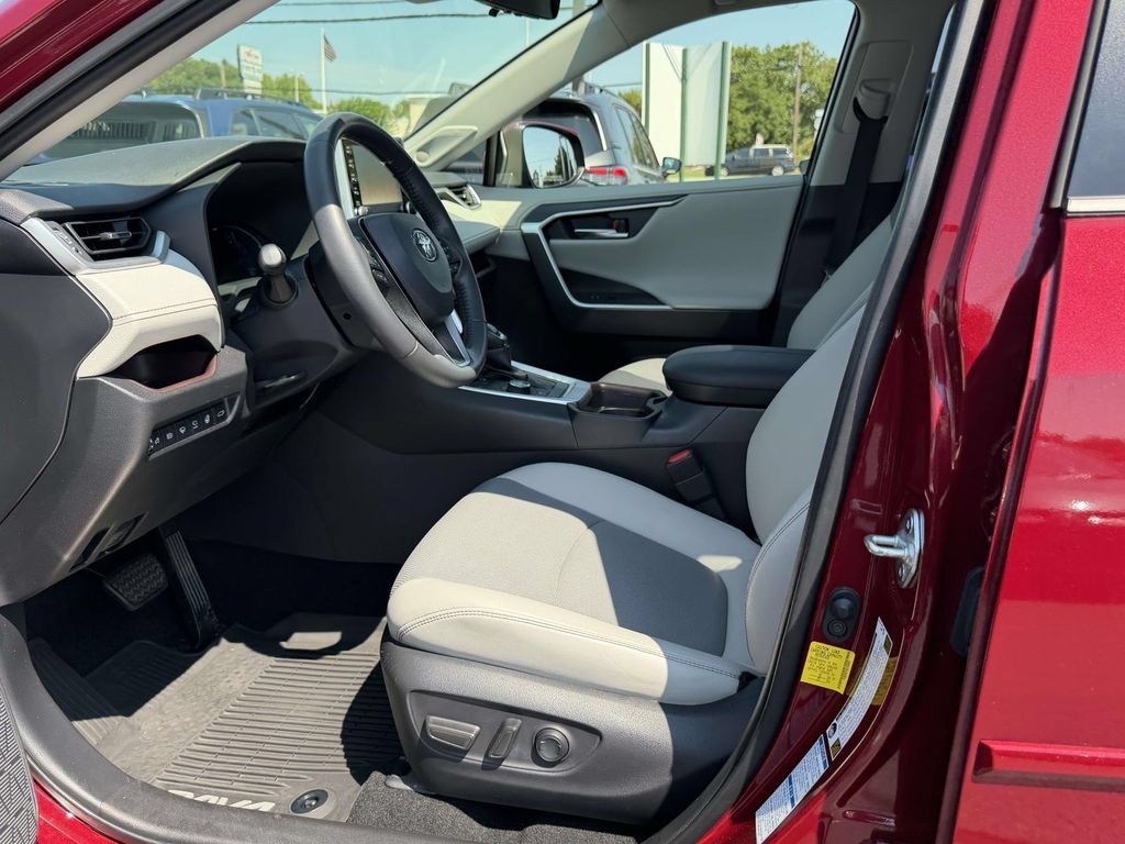 Used 2020 Toyota RAV4 Limited AWD/4WD image 18