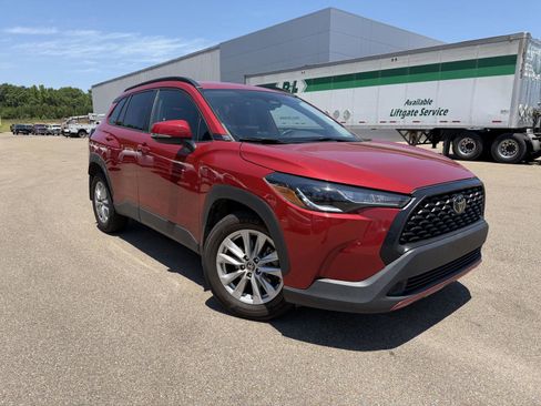 Used 2023 Toyota Corolla Cross LE FWD image 3