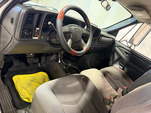 Used 2004 GMC Sierra 3500 W/T w/ Heavy-Duty Power Package image 20