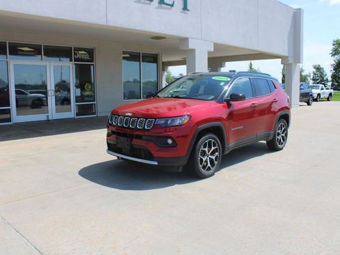 Used 2025 Jeep Compass Limited AWD/4WD image 2