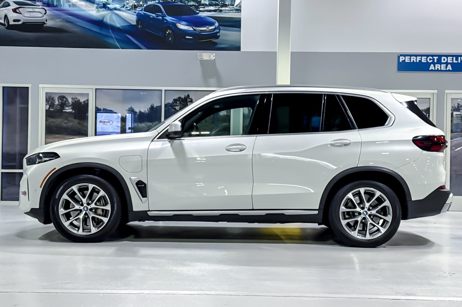 Used 2024 BMW X5 xDrive50e w/ Parking Assistance Package AWD/4WD image 2