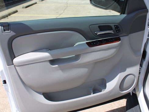 Used 2010 Chevrolet Tahoe LTZ RWD image 21