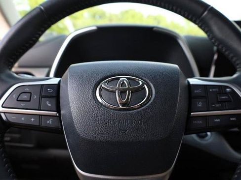 Used 2022 Toyota Highlander XLE AWD/4WD image 12
