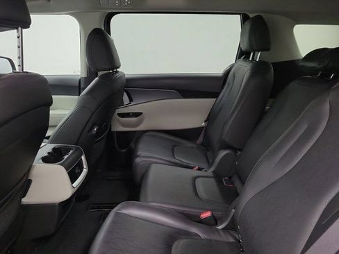 Used 2024 Kia Carnival LX FWD image 12