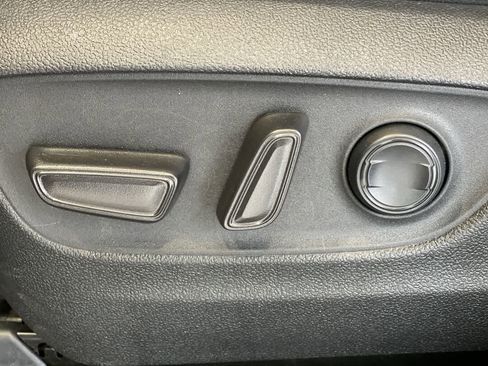 Used 2021 Toyota Highlander XLE AWD/4WD image 15