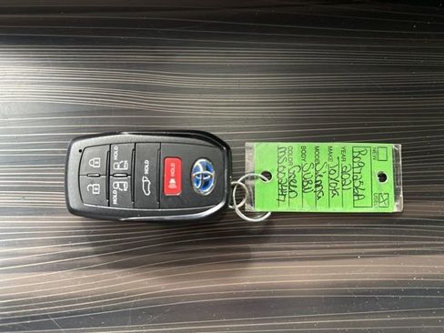 Used 2021 Toyota Sienna Limited image 32