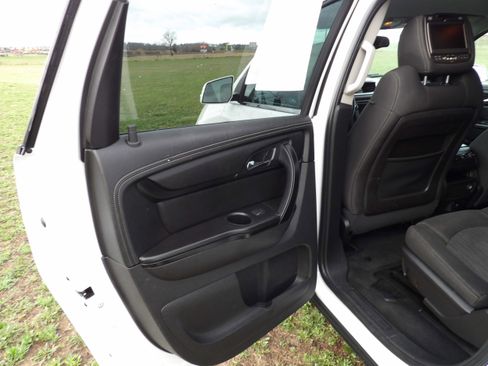 Used 2017 Chevrolet Traverse LT w/ Style and Technology Package image 9