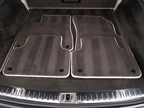 Used 2020 Bentley Bentayga V8 image 46