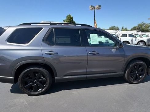 Used 2025 Honda Pilot Black Edition image 3