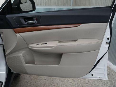 Used 2013 Subaru Outback 2.5i Limited w/ Moonroof Pkg AWD/4WD image 32