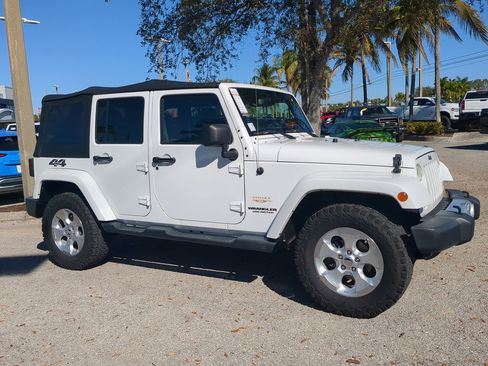 Used 2014 Jeep Wrangler Unlimited Sahara image 2
