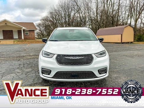 New 2026 Chrysler Pacifica Select w/ S Appearance Package image 2