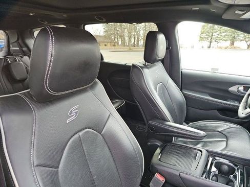 Used 2025 Chrysler Pacifica Limited FWD image 12