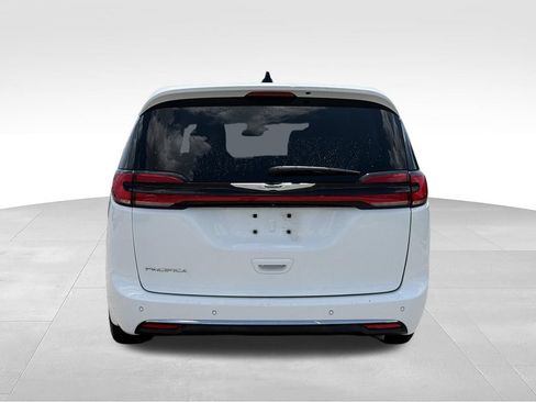 Used 2023 Chrysler Pacifica Touring-L FWD image 23