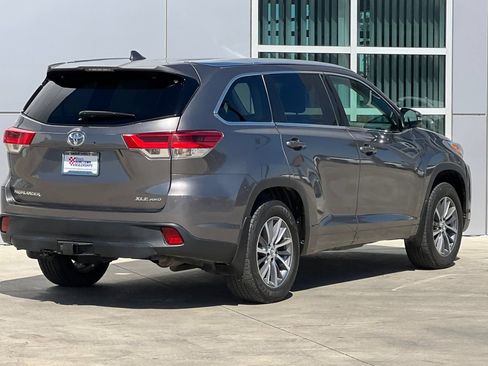 Used 2018 Toyota Highlander XLE AWD/4WD image 4