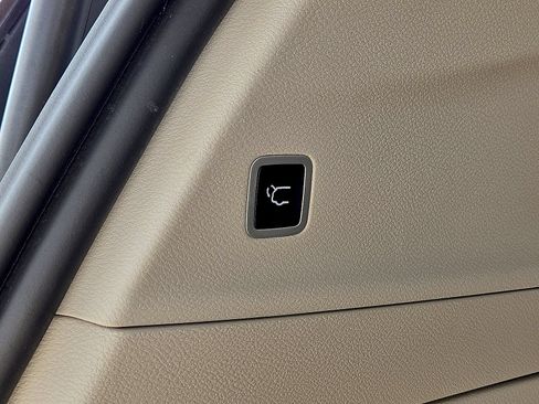 Used 2024 Chrysler Pacifica Limited FWD image 15