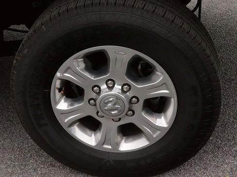 Used 2024 RAM 2500 Big Horn w/ Safety Group image 9