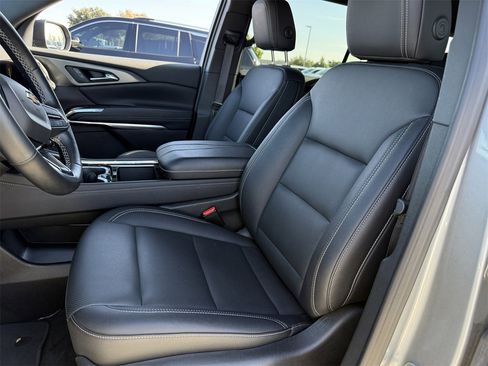Used 2025 Chevrolet Traverse LT image 23