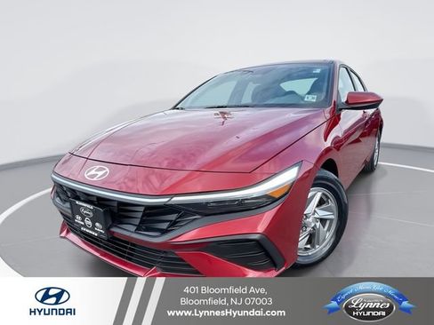 Certified 2025 Hyundai Elantra SE FWD image 1