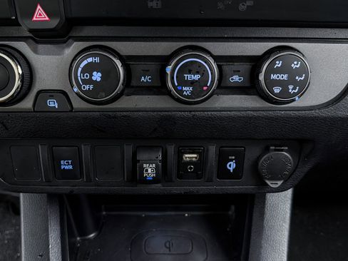 Used 2019 Toyota Tacoma TRD Off-Road image 17