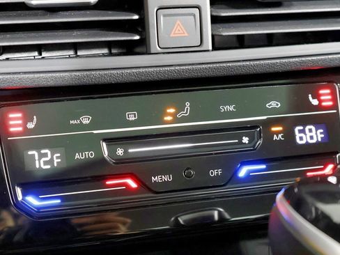 Used 2025 Volkswagen Jetta SE w/ Sunroof Package image 57