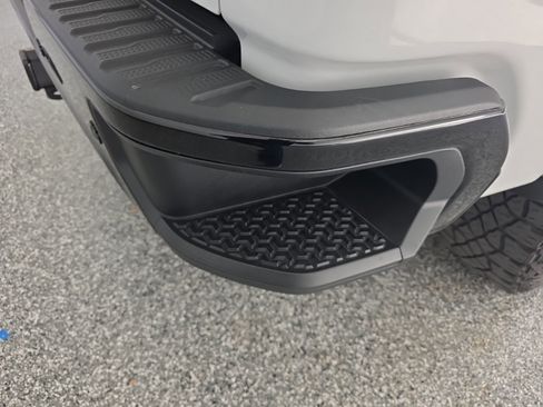 Used 2024 GMC Sierra 2500 AT4X image 18