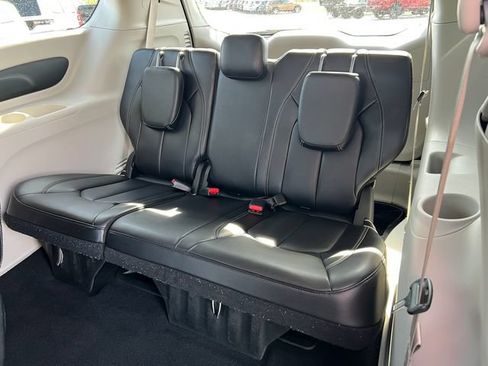 Used 2023 Chrysler Pacifica Touring-L FWD image 6