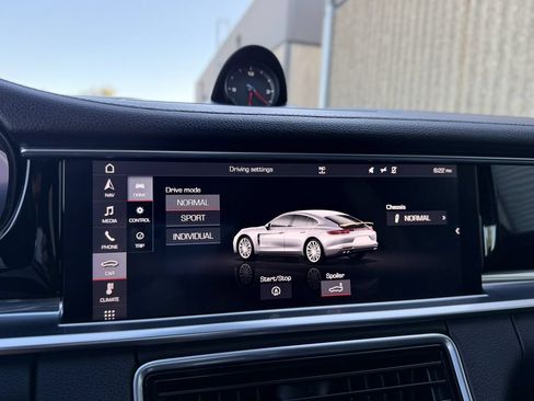 Used 2019 Porsche Panamera image 26
